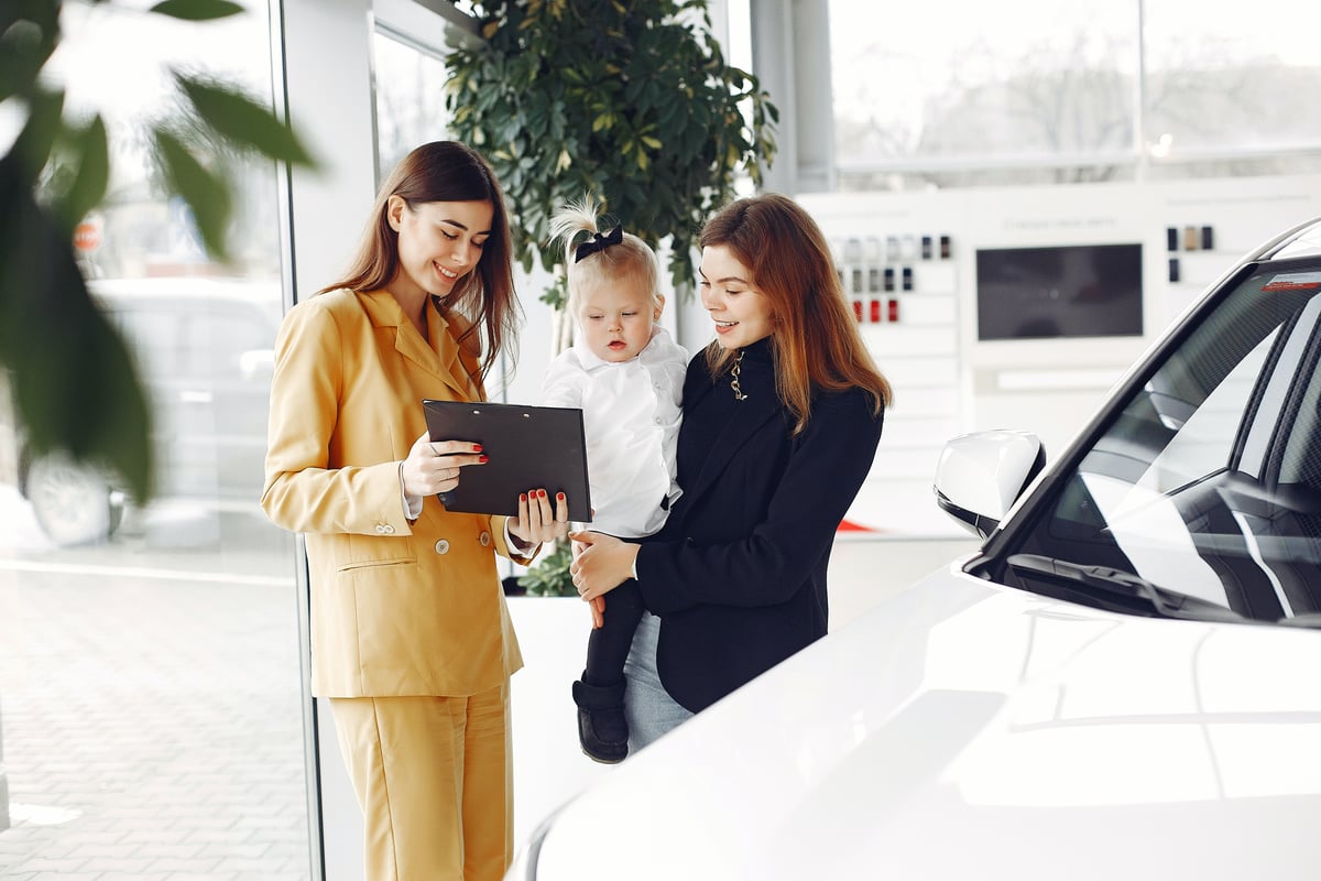 QUA_PhotoAssets_FemaleCarDealer